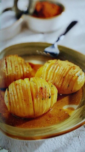 Πατάτες "ακορντεόν" με ζωμό λαχανικών.